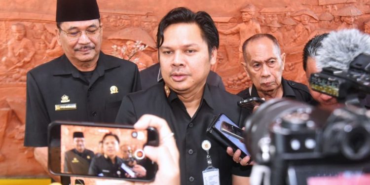 Serahkan LKPj 2023, Paman Birin Berkomitmen Pembangunan Daerah Terus Meningkat