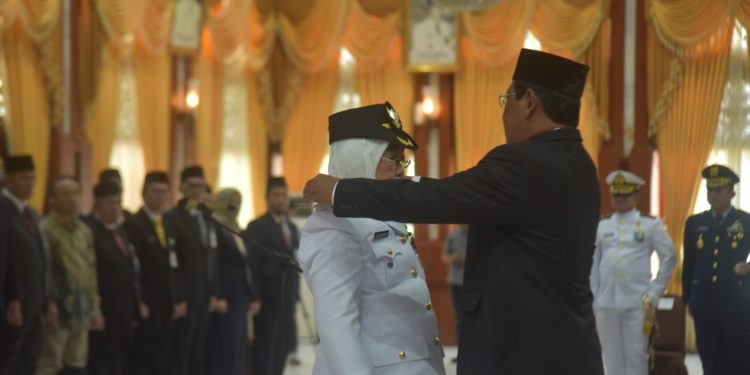 Paman Birin Lantik Hamida Munawarah Jadi Penjabat Bupati Tabalong