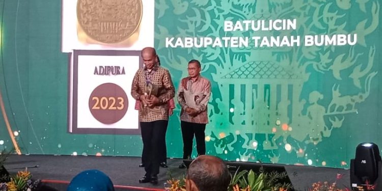 Tanah Bumbu Raih Piala Adipura Kategori Kota Kecil
