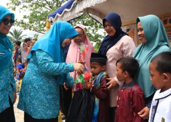 Acil Odah Hadirkan Kebahagiaan Bagi Warga Jejangkit, Salurkan Bantuan, Berobat Gratis dan Pasar Murah