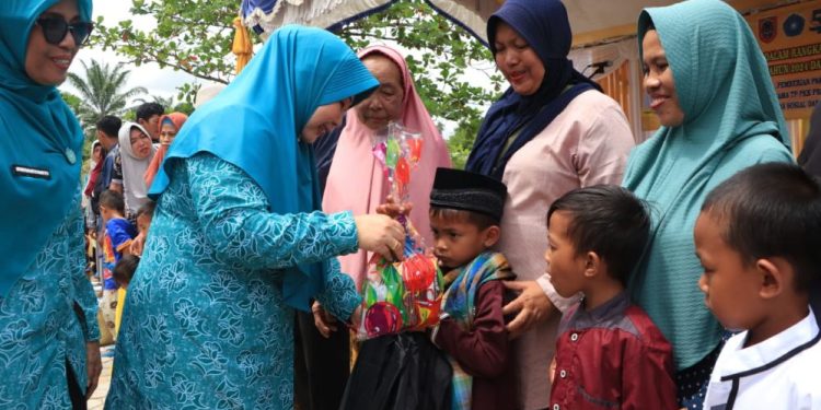 Acil Odah Hadirkan Kebahagiaan Bagi Warga Jejangkit, Salurkan Bantuan, Berobat Gratis dan Pasar Murah