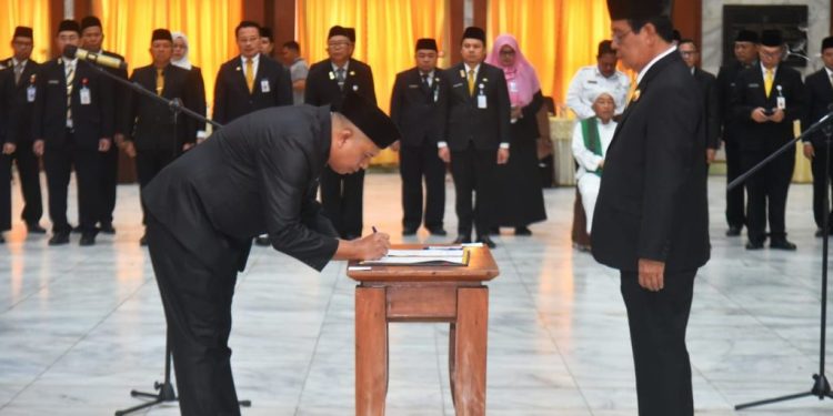Paman Birin Lantik 65 Pejabat Struktural, Diantaranya 1 Pimpinan Tinggi Pratama