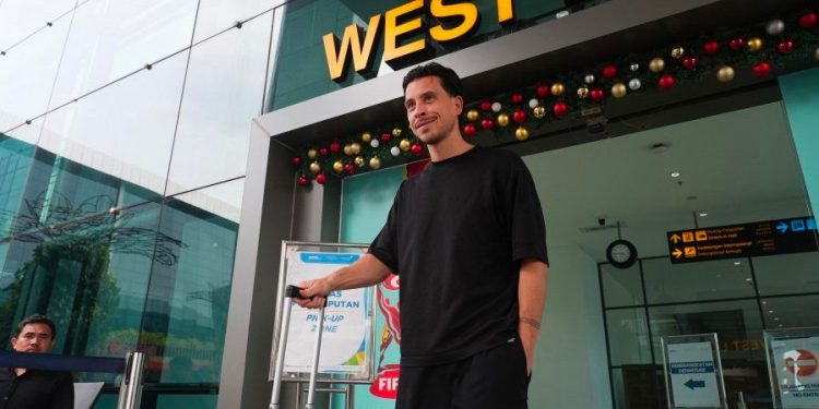 Thom Haye, Ragnar Oratmangoen dan Nathan Tjoe-A-On dalam Perjalanan Menuju Indonesia!