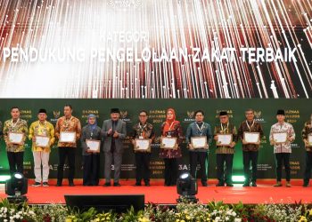 Bupati HST Terima Penghargaan BAZNAS Award 2024