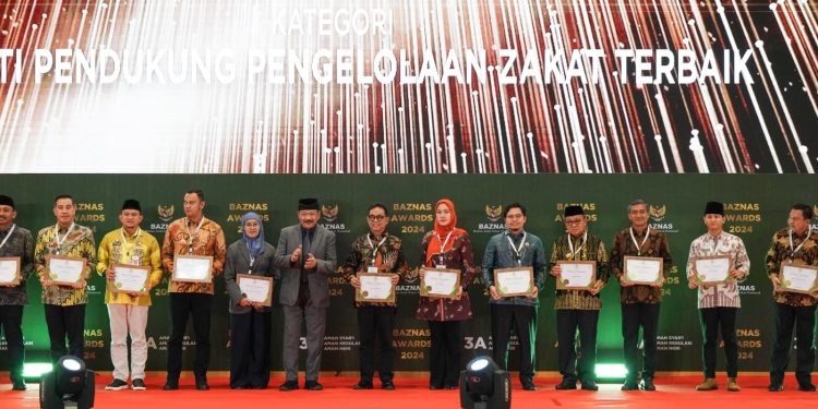 Bupati HST Terima Penghargaan BAZNAS Award 2024