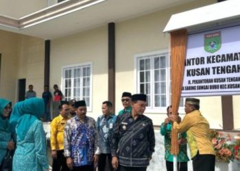 Zairullah Resmikan Kantor Camat Kusan Tengah