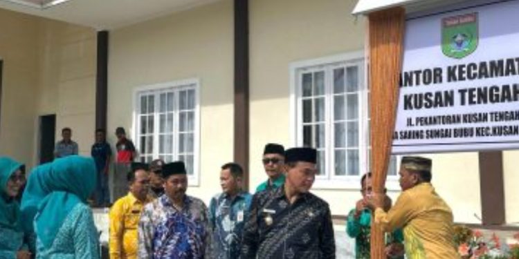 Zairullah Resmikan Kantor Camat Kusan Tengah
