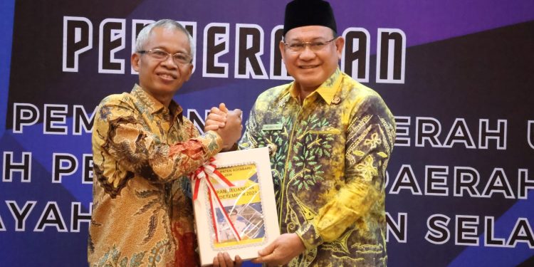 Bupati Kotabaru Serahkan LKPD 2023 kepada BPK RI