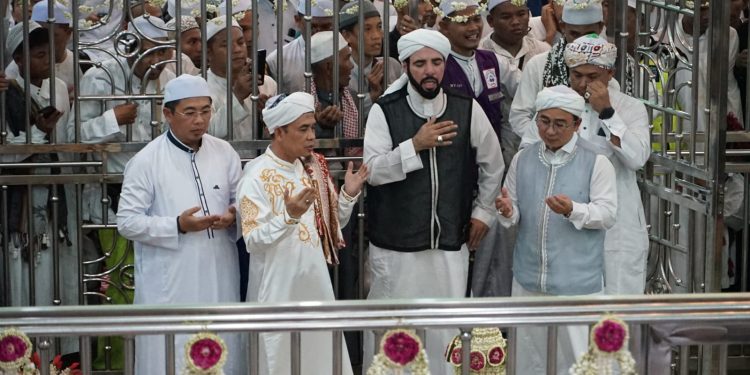 Tumpah Ruah, Puluhan Ribu Jemaah Hadiri Haul Ke-4 Guru Zuhdi