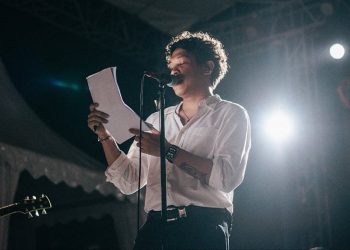 Heboh! Vokalis Feast Tanda Tangani Skripsi Penonton