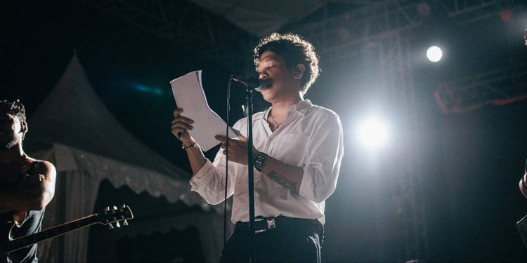 Heboh! Vokalis Feast Tanda Tangani Skripsi Penonton