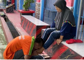 Warga Binaan Sungkem dan Cuci Kaki Ibu, Begini Suasananya