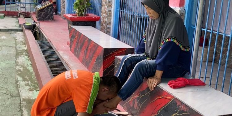 Warga Binaan Sungkem dan Cuci Kaki Ibu, Begini Suasananya