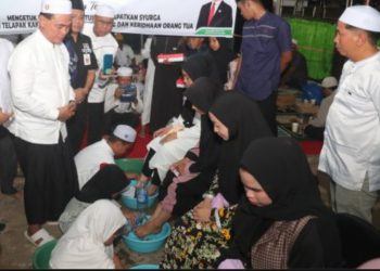 Simbol Bakti Anak kepada Orang Tua, Gerakan Cuci Kaki Ibu Mulai Dijalankan