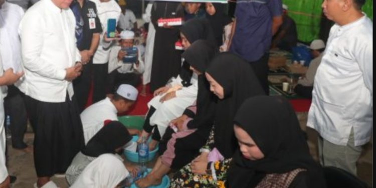 Simbol Bakti Anak kepada Orang Tua, Gerakan Cuci Kaki Ibu Mulai Dijalankan