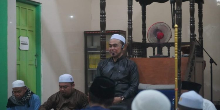 Safari Ramadan di Dua Desa, Zairullah Serahkan Bantuan untuk Masjid