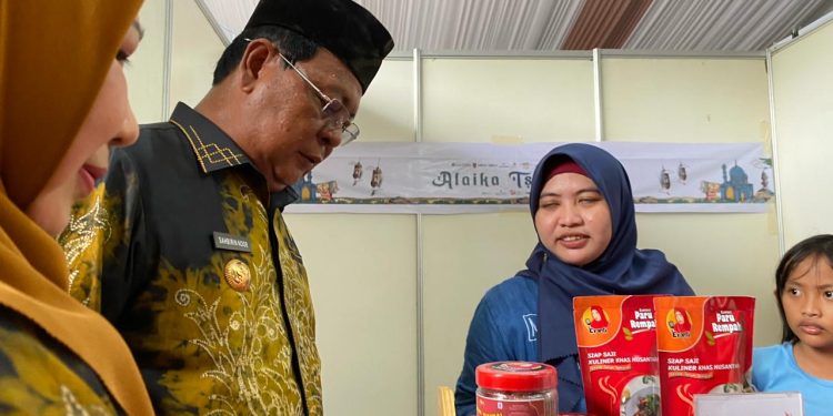 Dibuka Paman Birin, Warga ‘Serbu’ Pasar Raya dengan Harga Murah