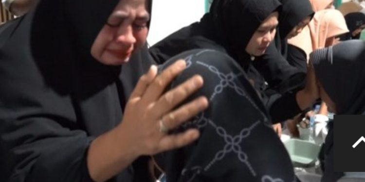 Suasana Haru Warnai Gerakan Cuci Kaki Ibu di Kecamatan Karang Bintang