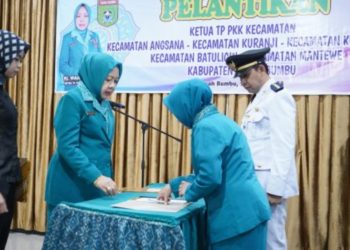 Lantik 5 Ketua PKK Kecamatan, Ini Pesan Hj Wahyu Windarti Zairullah