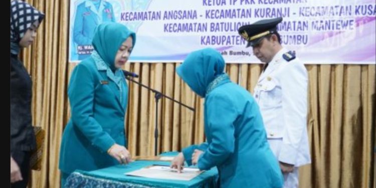 Lantik 5 Ketua PKK Kecamatan, Ini Pesan Hj Wahyu Windarti Zairullah