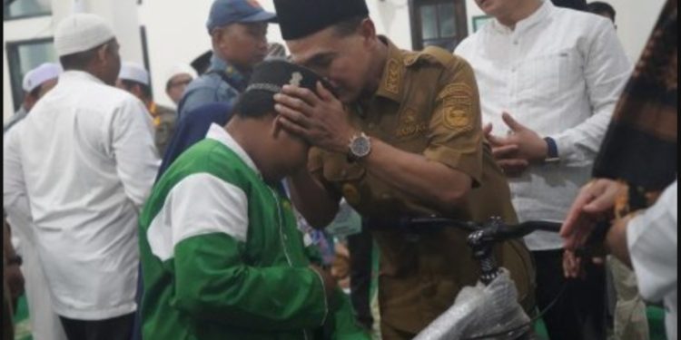 Hafal Al-Qur’an, 10 Santri Program SDSM Desa Karang Indah Dapat Hadiah Sepeda