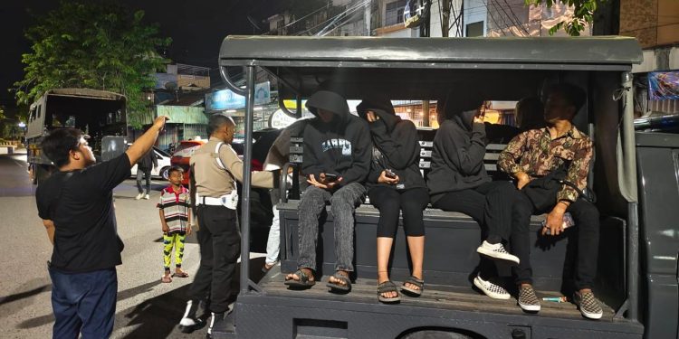 Duh, 14 Pasangan Tanpa Status Kedapatan Ngamar di Hotel, Polisi Juga Temukan 5 Dus Miras