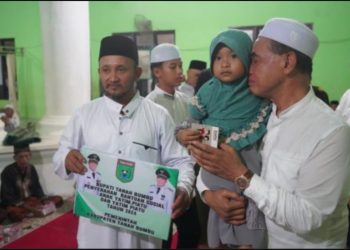 Zairullah Terharu Saat Peluk dan Gendong Balita Yatim Piatu