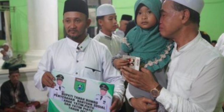 Zairullah Terharu Saat Peluk dan Gendong Balita Yatim Piatu