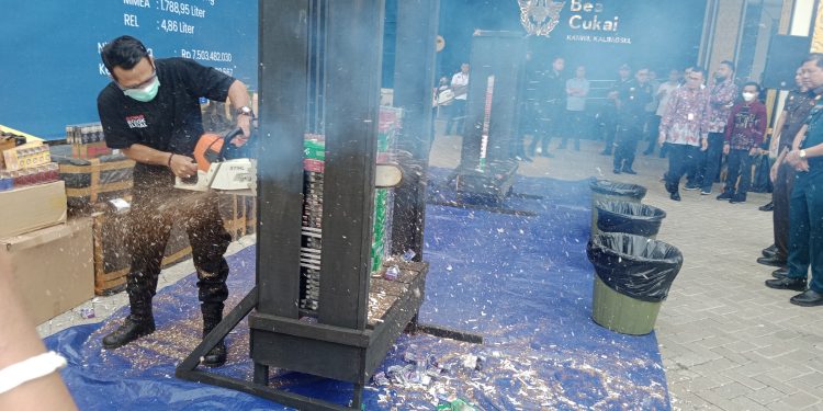 Bea Cukai Kabagsel Musnahkan Rokok dan Miras Ilegal
