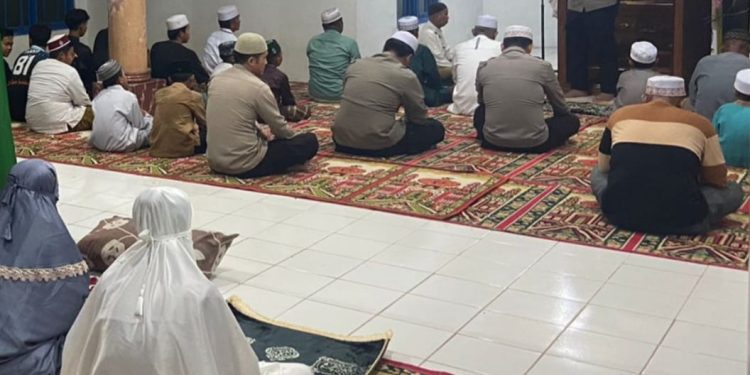 Salat Tarawih Keliling, Kapolsek Batulicin Sampaikan Pesan Kambtibmas