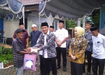Kajari HST Bagikan 150 Paket Sembako untuk Penarik Becak