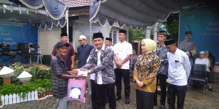 Kajari HST Bagikan 150 Paket Sembako untuk Penarik Becak