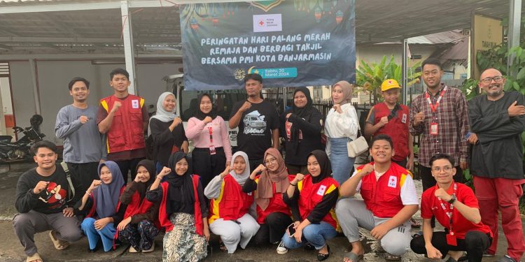 Berbagi Takjil di Momen Hari Palang Merah Remaja