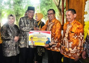 Paman Birin Didampingi Acil Odah Serahkan Bantuan Sosial dan Pendidikan