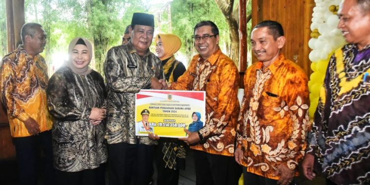 Paman Birin Didampingi Acil Odah Serahkan Bantuan Sosial dan Pendidikan