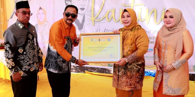 Disambut Meriah di Tanah Laut, Acil Odah Dinobatkan sebagai Wanita Inspiratif Banua