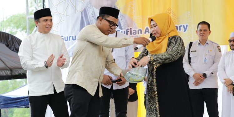 Suasana Haru, Zaitun Syahrita Dapat Hadiah Umrah dari Acil Odah