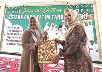 Pedangdut Ikke Nurjanah Kunjungi Istana Anak Yatim
