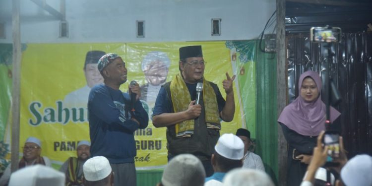 Safari Sahur dan Da’wah, Dua Warga Tatah Makmur Dapat Hadiah Umrah dari Paman Birin