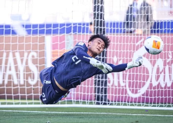 AFC Puji Setinggi Langit Ernando Ari yang Bikin Australia Frustrasi: Tembok Besar Indonesia!