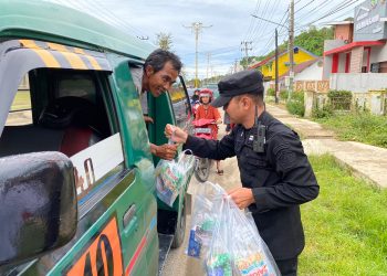 Berkah Ramadan, Lapas Kotabaru Berbagi Takjil kepada Masyarakat