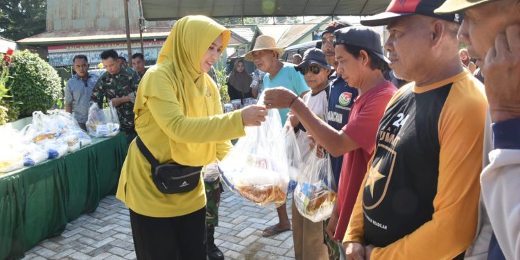 Kodim HST Gelar Bazar Murah dan Bagikan Paket Sembako