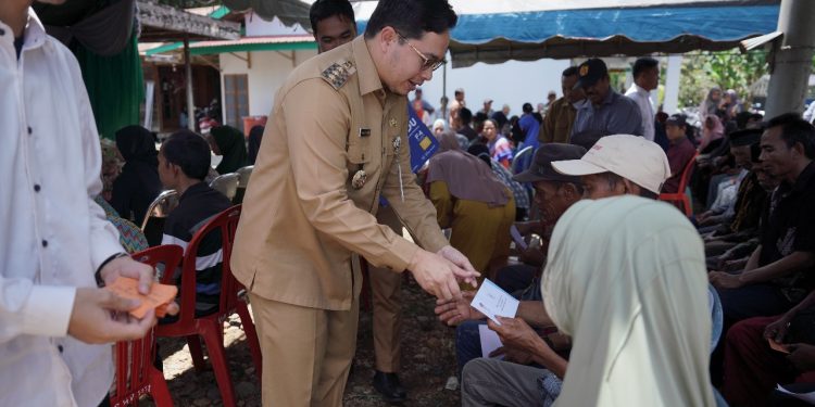 Aulia Salurkan Bansos Tahap Pertama untuk Lansia dan ODGJ