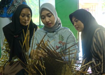 Dorong Penguatan Sektor IKM, Cheri Kunjungi Anyaman Purun di Desa Walatung