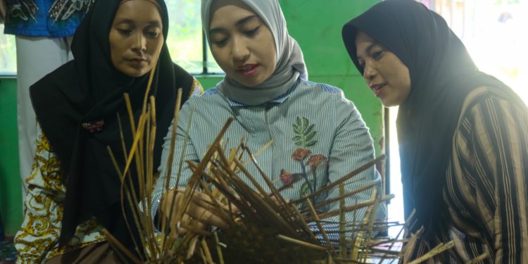 Dorong Penguatan Sektor IKM, Cheri Kunjungi Anyaman Purun di Desa Walatung