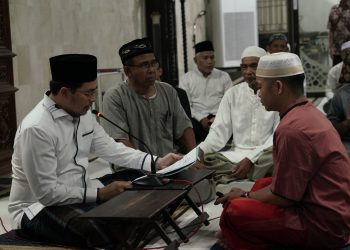 Bupati Aulia Bimbing Warga Desa Patikalain Ucapkan Dua Kalimat Syahadat