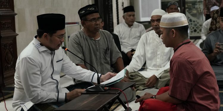 Bupati Aulia Bimbing Warga Desa Patikalain Ucapkan Dua Kalimat Syahadat