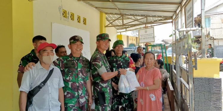 Jelang Idul Fitri, Dandim Kotabaru Bagikan Bingkisan Lebaran di Enam Desa