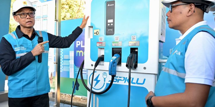 Dirut PLN Inspeksi SPKLU Jalur Mudik, Pastikan 1.299 Unit Se-Indonesia Siaga Layani Pengguna Mobil Listrik