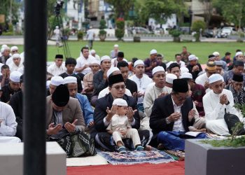 Bupati HST Salat Idul Fitri di Taman Dwi Warna Barabai